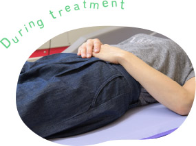 治療の様子「アクアタイザー」は、腰痛・膝の悪い方に効果的