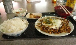 「宮前」の焼きそば定食。ボリューム満点！！